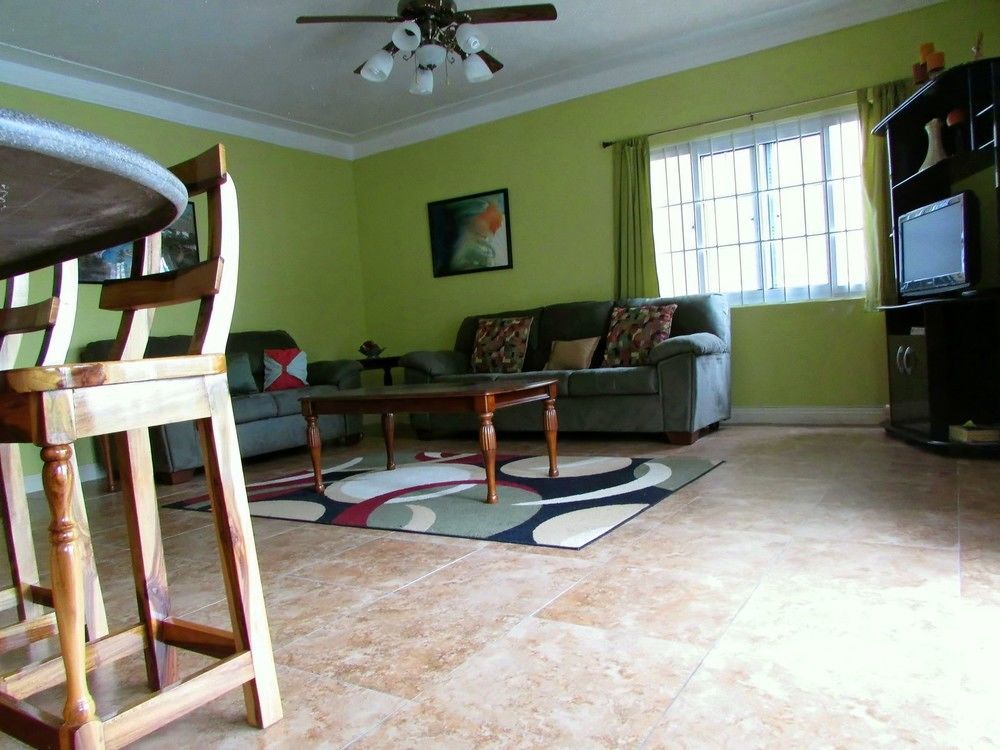 Centrally Located Guest Apartments 킹스톤 외부 사진