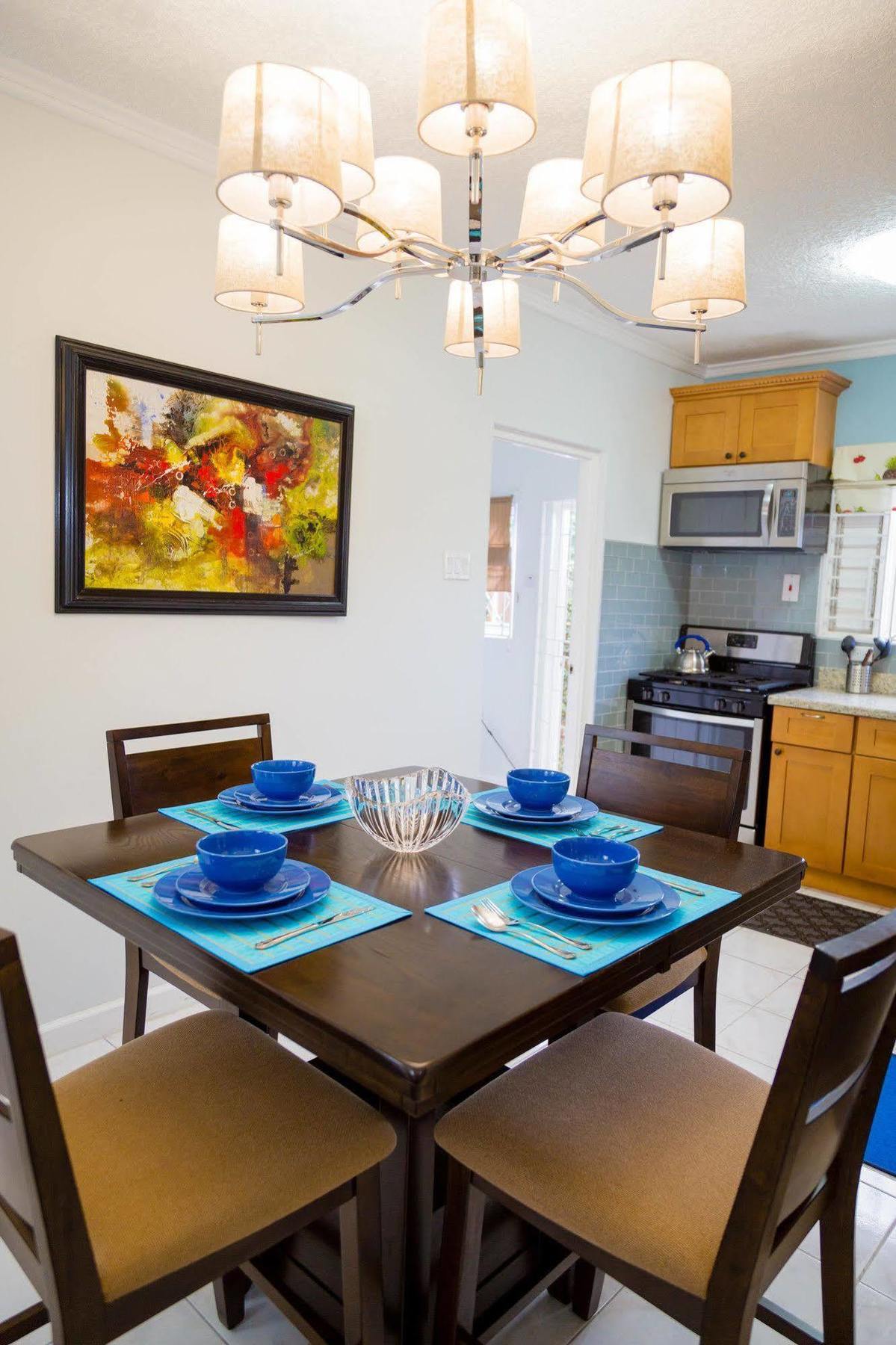 Centrally Located Guest Apartments 킹스톤 외부 사진