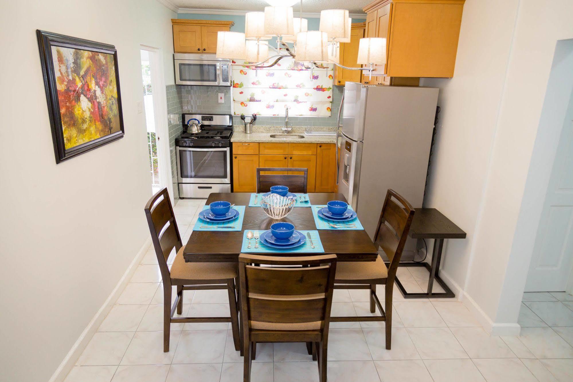 Centrally Located Guest Apartments 킹스톤 외부 사진