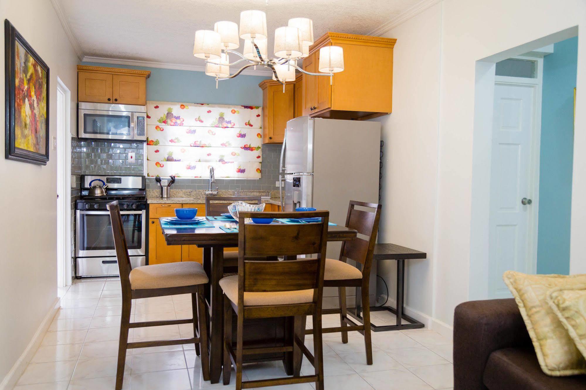 Centrally Located Guest Apartments 킹스톤 외부 사진