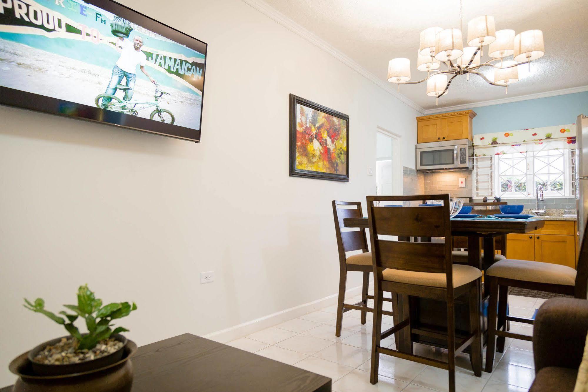 Centrally Located Guest Apartments 킹스톤 외부 사진