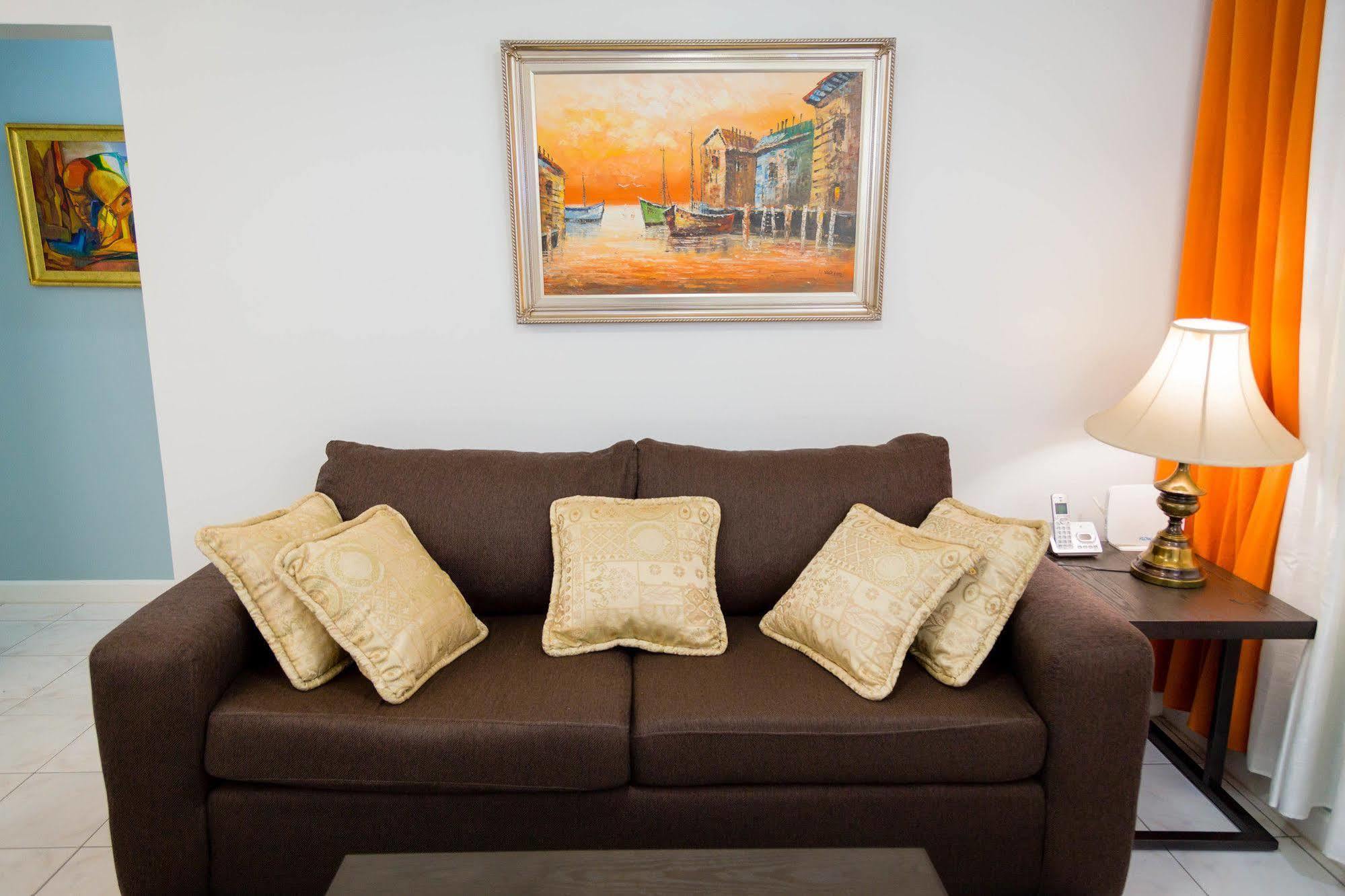 Centrally Located Guest Apartments 킹스톤 외부 사진