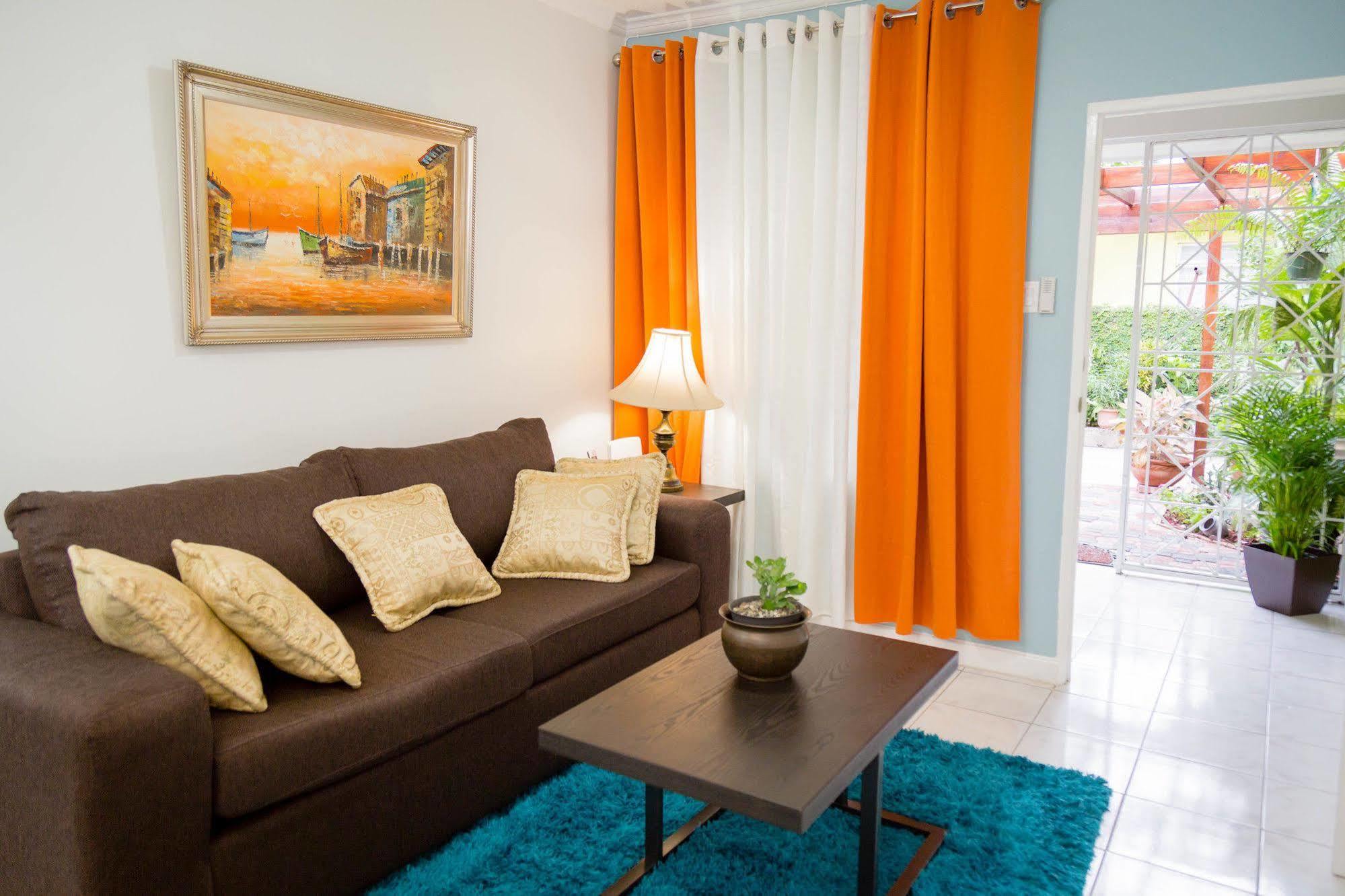 Centrally Located Guest Apartments 킹스톤 외부 사진