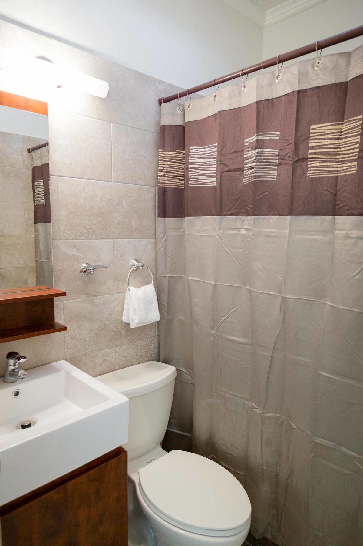 Centrally Located Guest Apartments 킹스톤 외부 사진