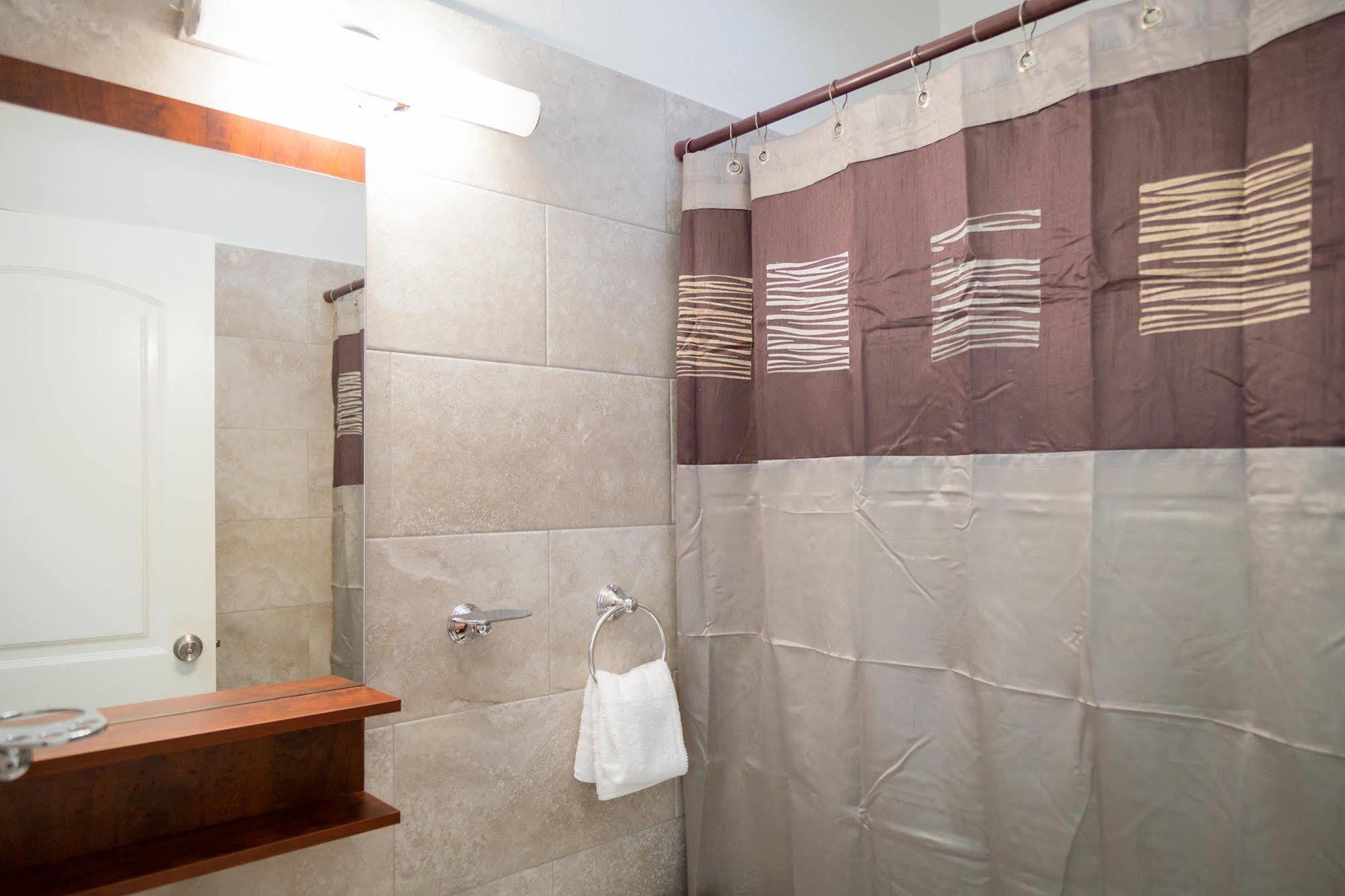 Centrally Located Guest Apartments 킹스톤 외부 사진