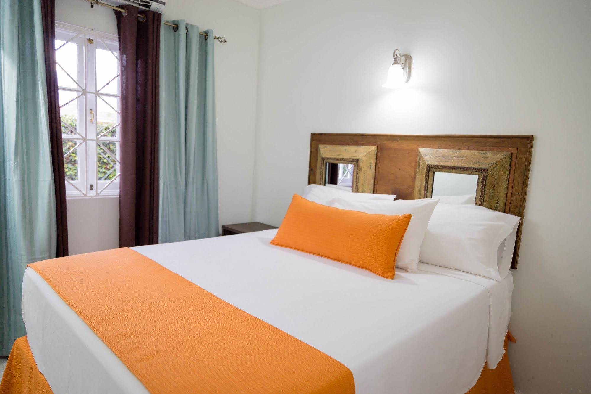 Centrally Located Guest Apartments 킹스톤 외부 사진