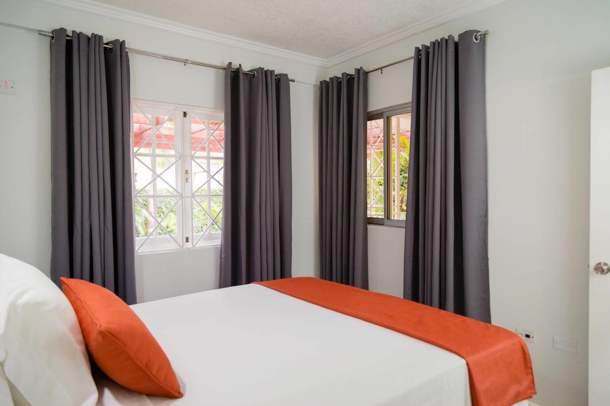 Centrally Located Guest Apartments 킹스톤 외부 사진