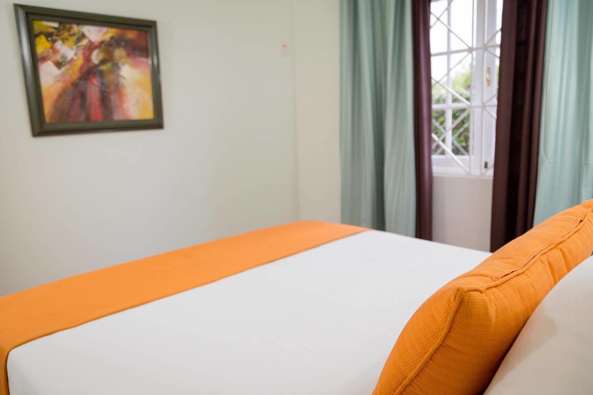 Centrally Located Guest Apartments 킹스톤 외부 사진