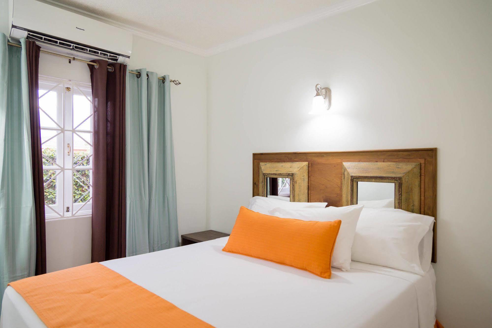 Centrally Located Guest Apartments 킹스톤 외부 사진