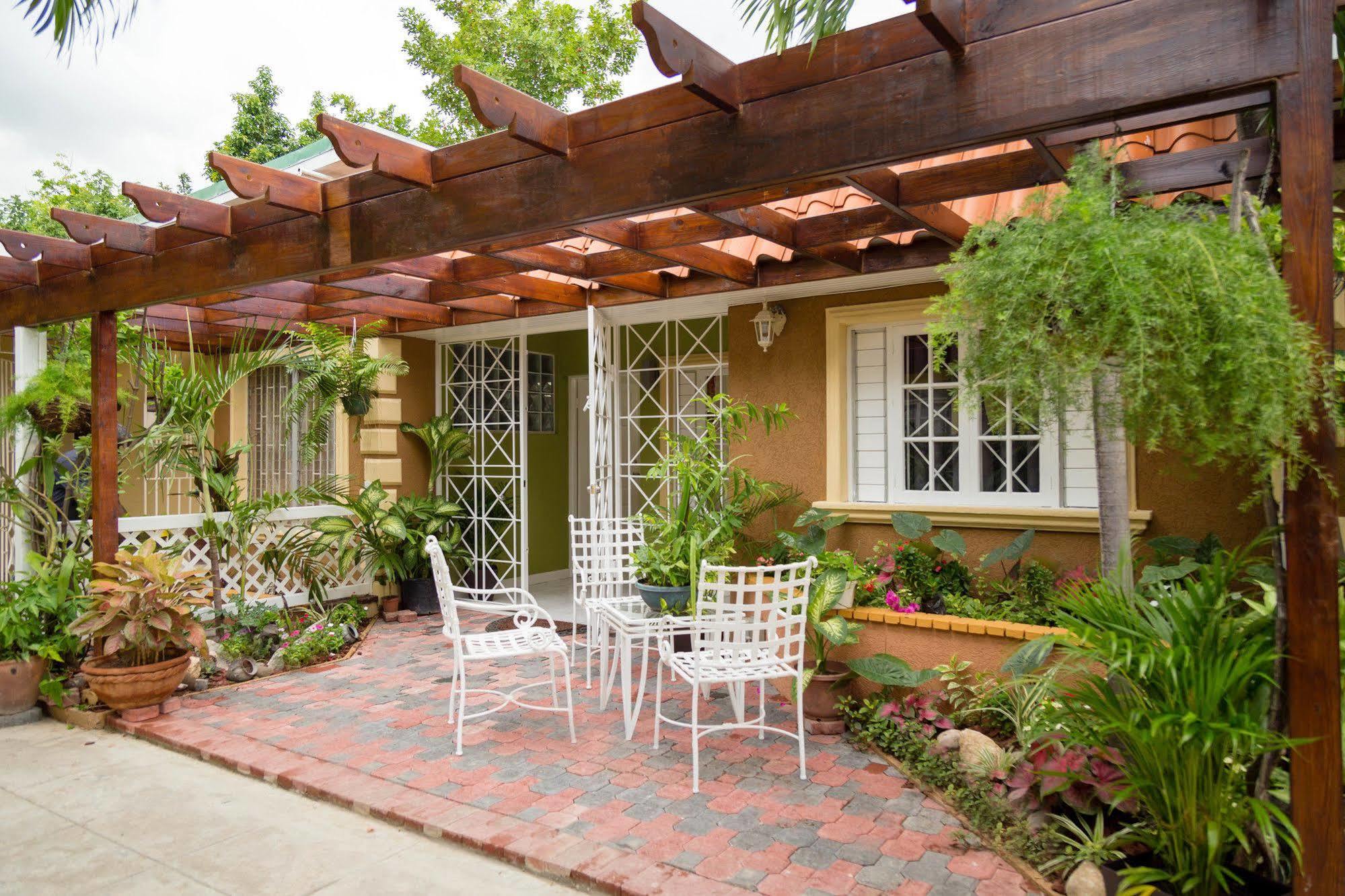Centrally Located Guest Apartments 킹스톤 외부 사진